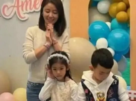 49 岁林心如素颜遛娃被拍！8岁女儿颜值惊艳，豪门日常这么接地气-江岸资源分享网
